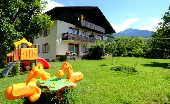 Ferienwohnungen Haus Tiefenbrunn in Algund/Südtirol - Garten mit Kinderspielgeräten 